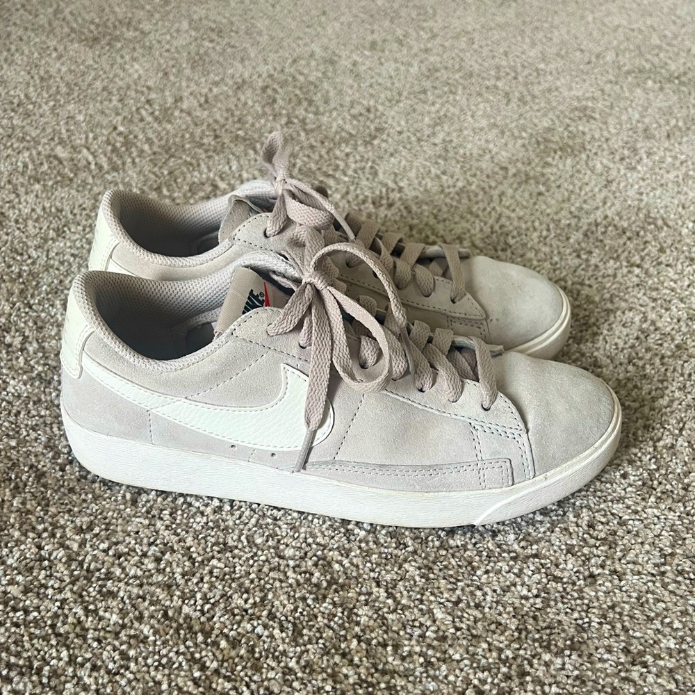 NIKE Blazer Low Suede Sneakers 7.5 Womens